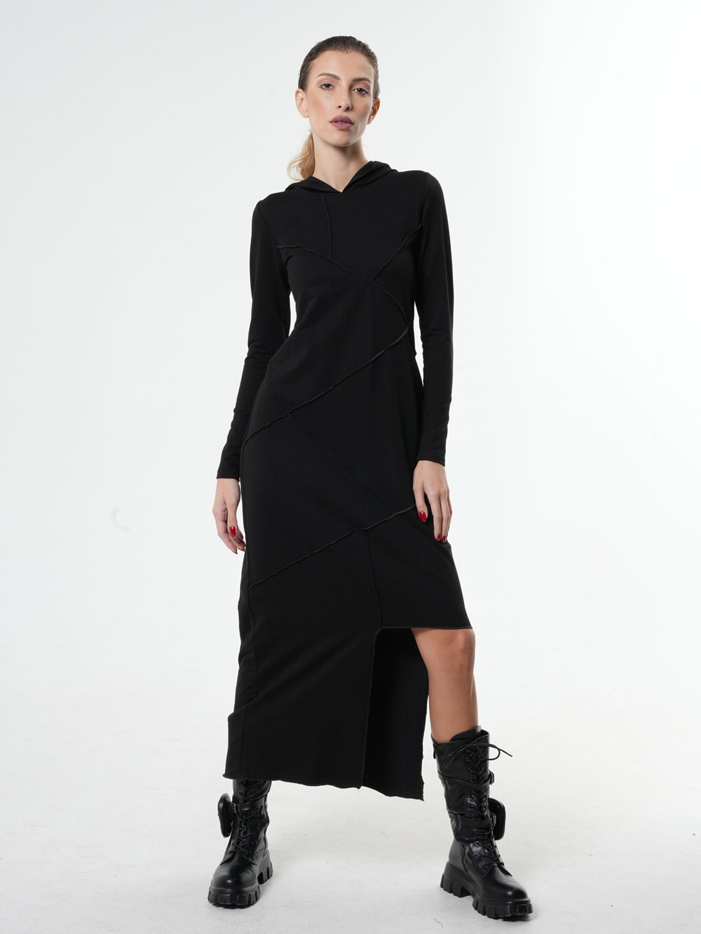 Robe noire asymétrique à capuche