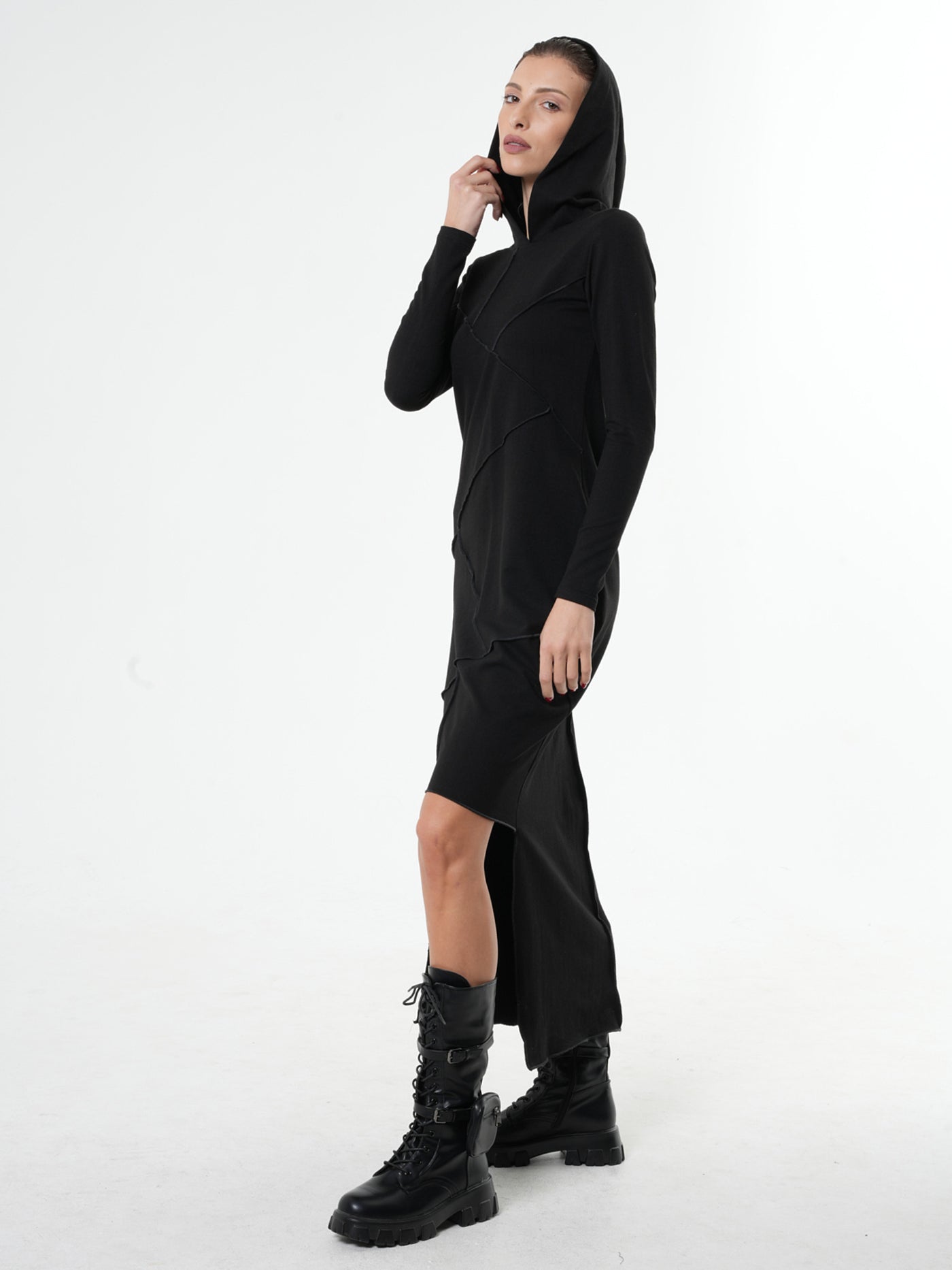 Robe noire asymétrique à capuche