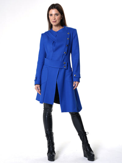 Manteau élégant avec boutons métalliques