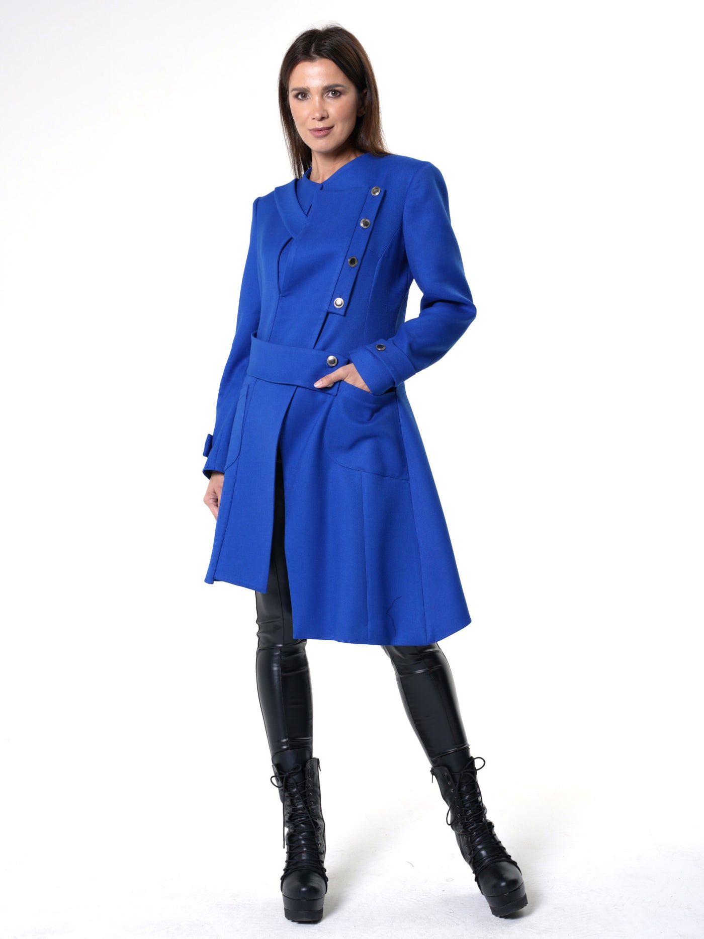 Manteau élégant avec boutons métalliques