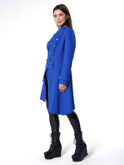 Manteau élégant avec boutons métalliques