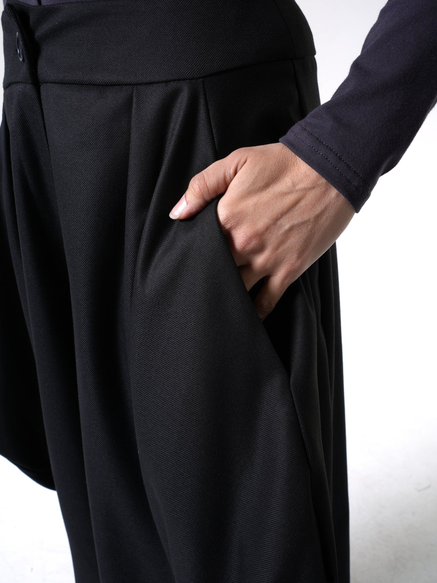 Pantalon à entrejambe tombant avec drapés