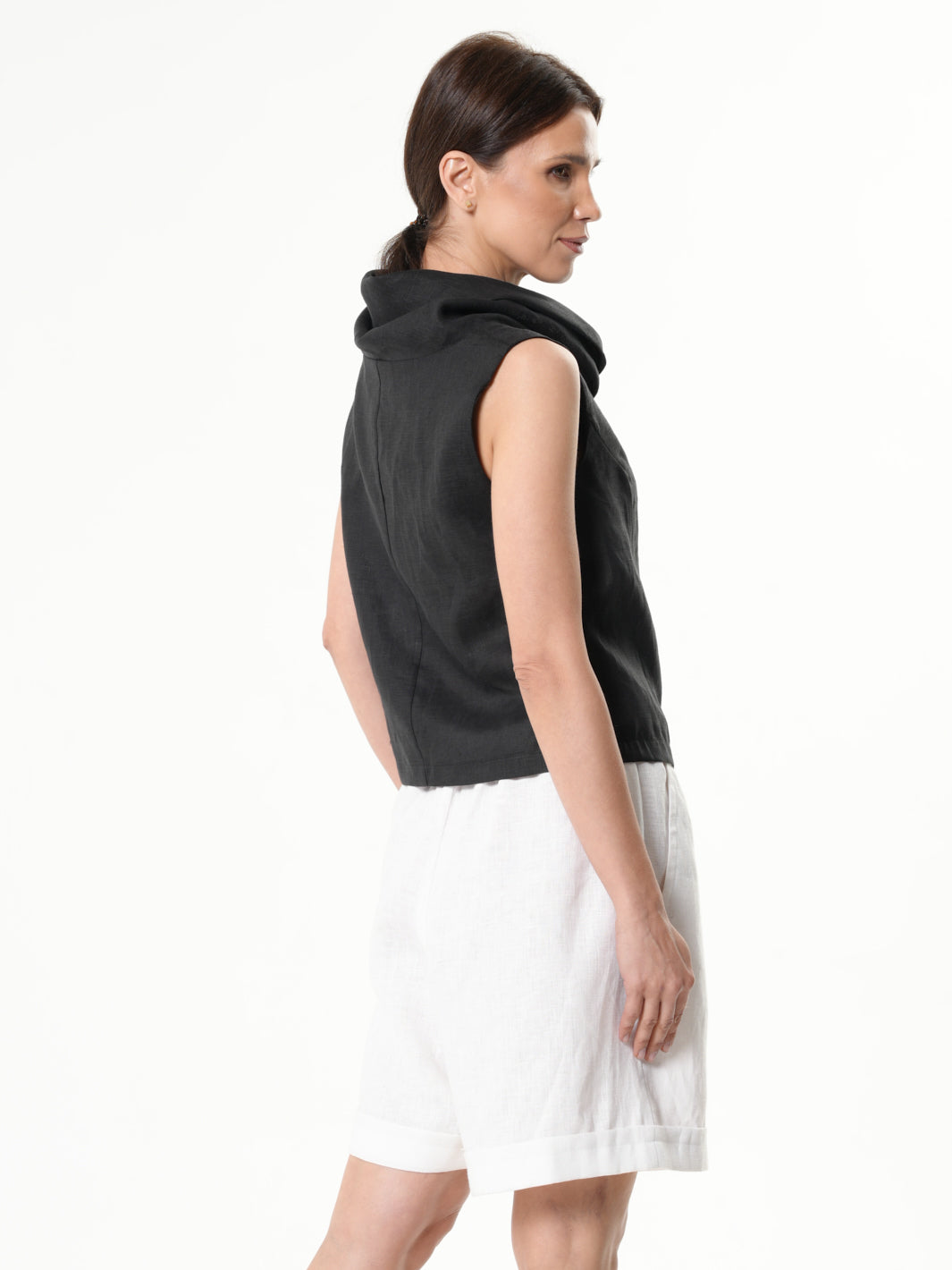 Buttoned Sleeveless Linen Top In Black