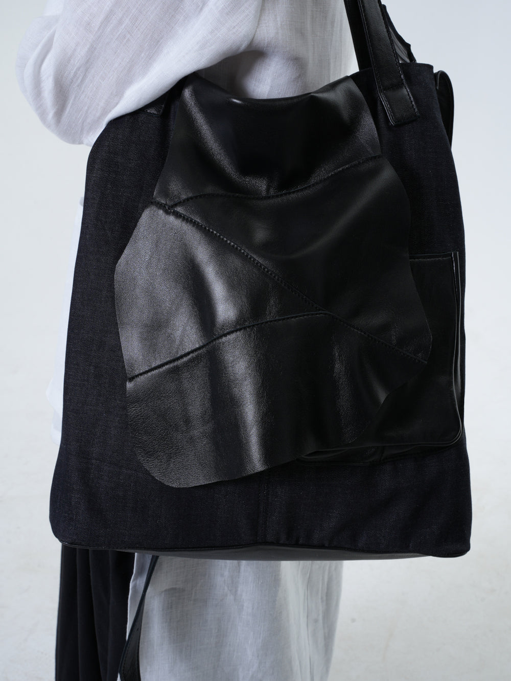Crossbody-Tasche aus Denim und Leder