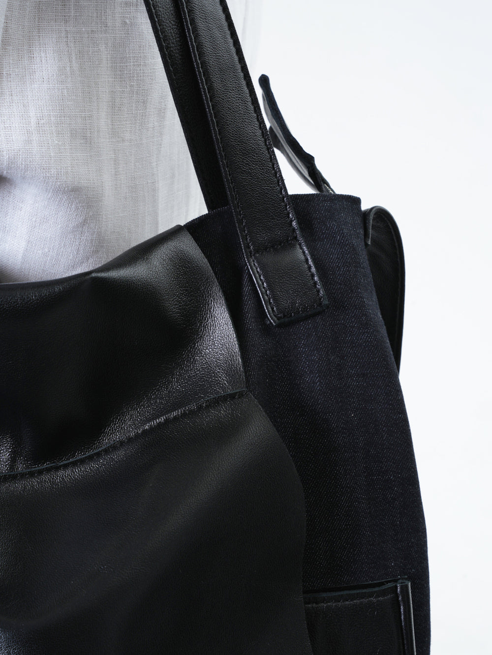 Crossbody-Tasche aus Denim und Leder