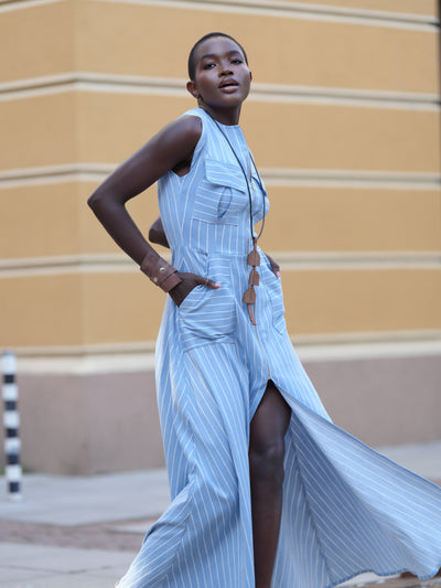 Langes Denim gestreiftes Kleid in hellblau