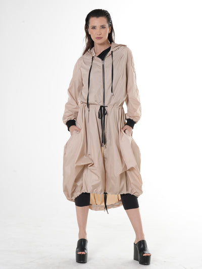 Impermeabile con cappuccio asimmetrico in beige