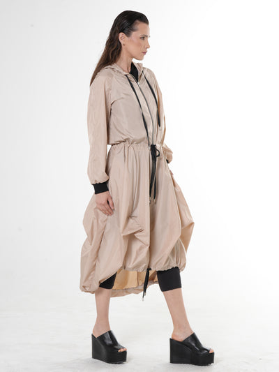 Impermeabile con cappuccio asimmetrico in beige