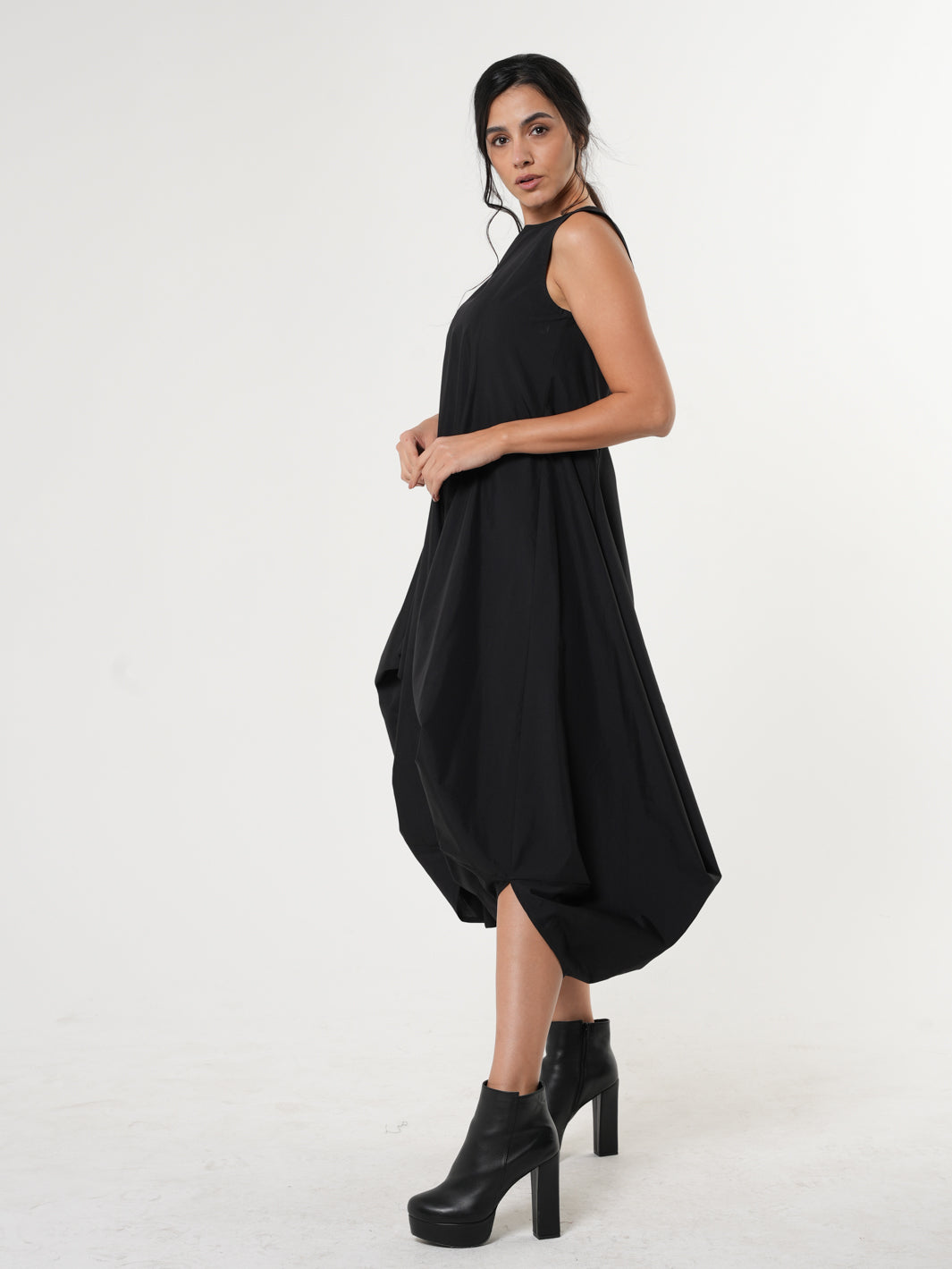 Sleeveless Black Dress With Drappings