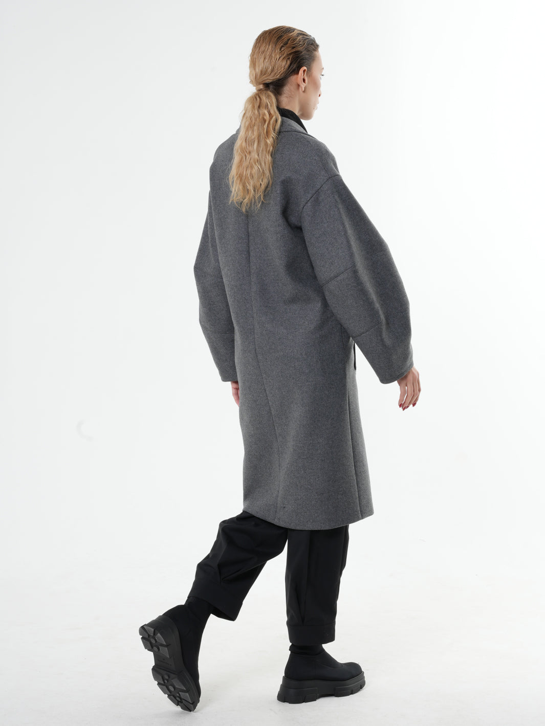 Ženski sivi vuneni kaput