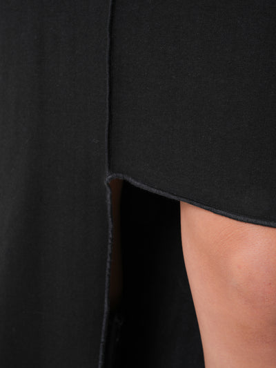 Asymmetrisches schwarzes Kleid mit Kapuze