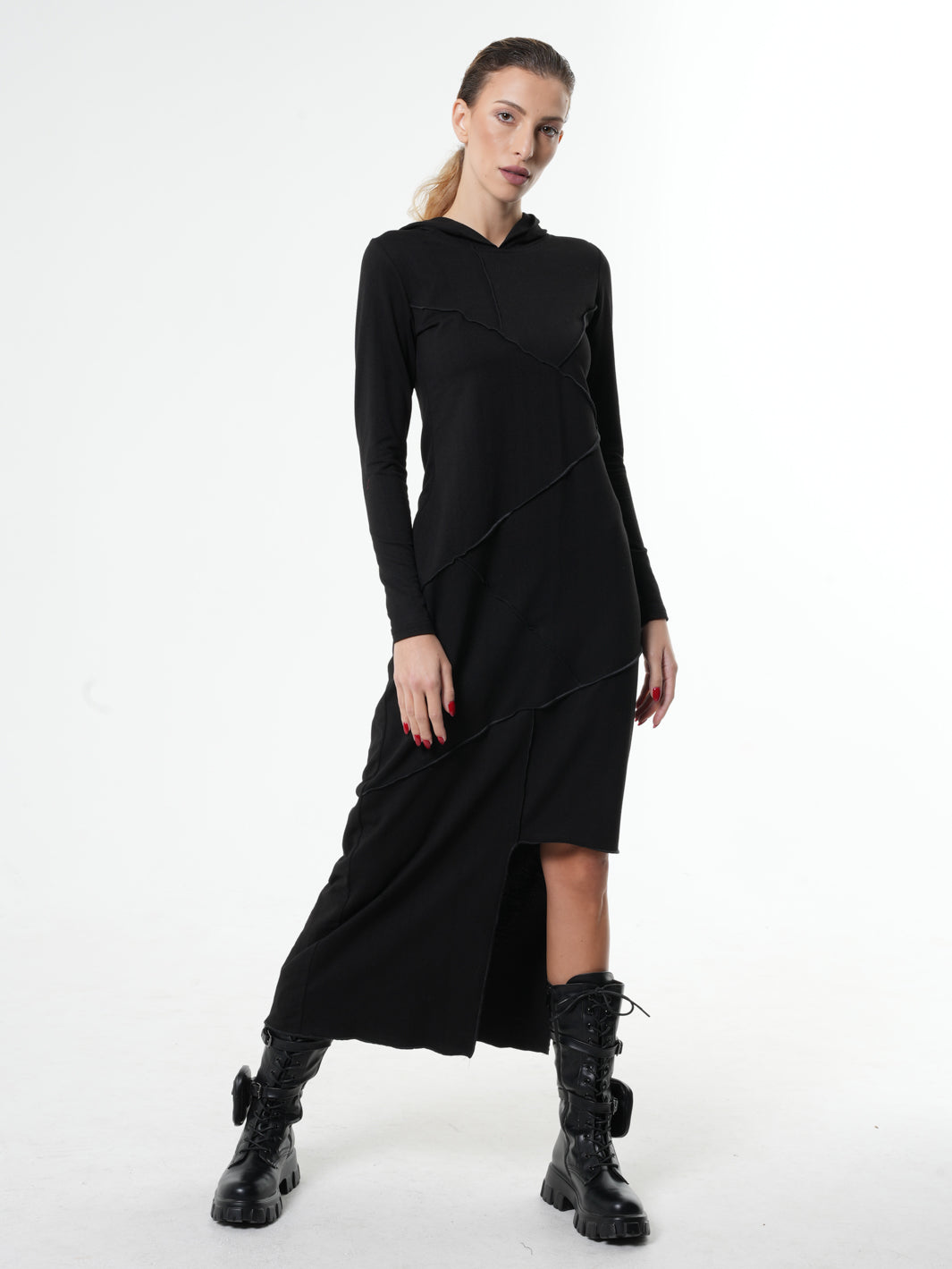 Asimetrična crna haljina s kapuljačom