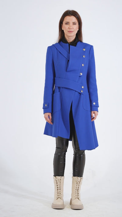 Manteau élégant avec boutons métalliques