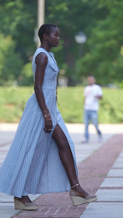Langes Denim gestreiftes Kleid in hellblau