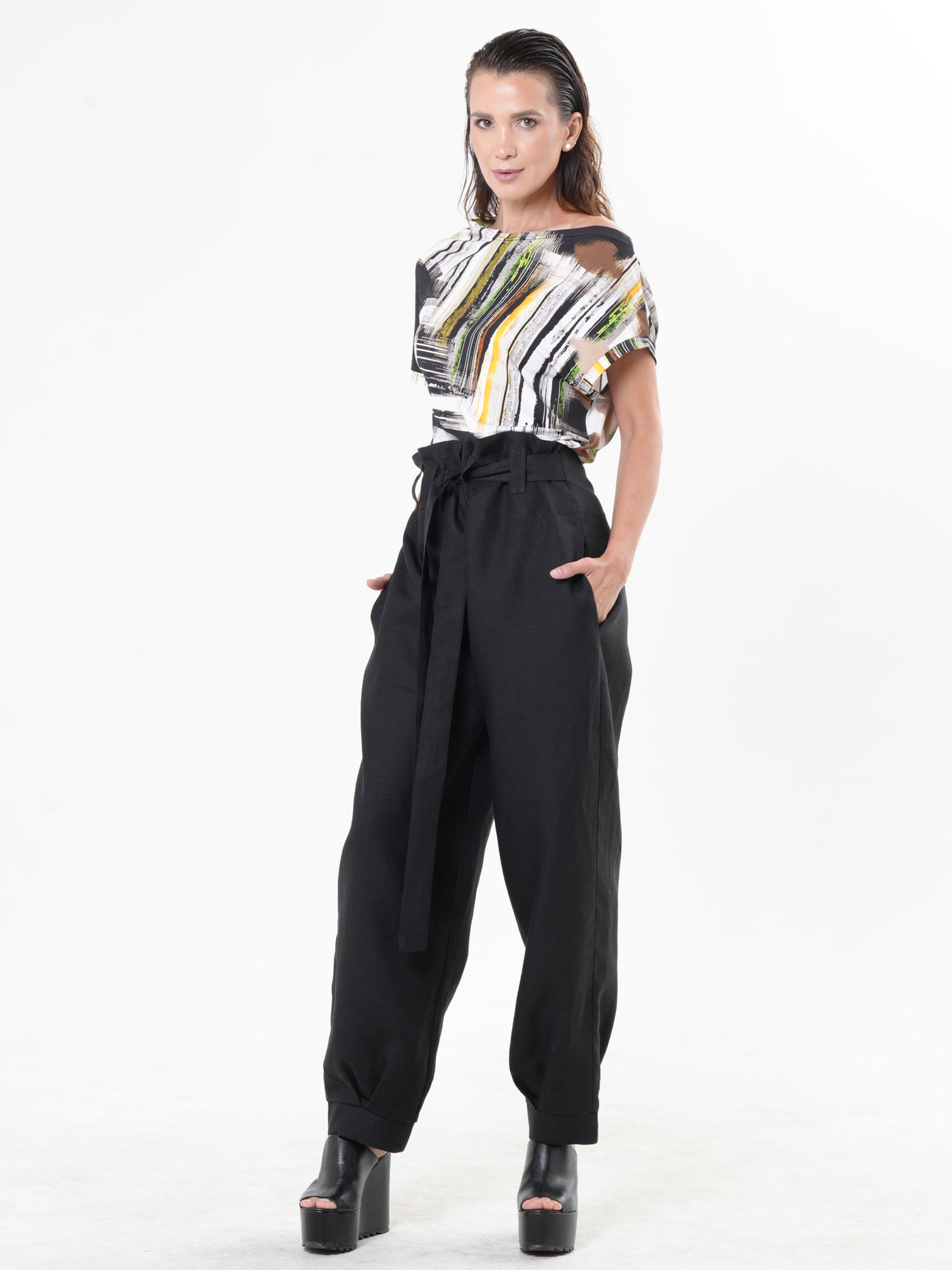 High-Waisted Linen Pants in Black