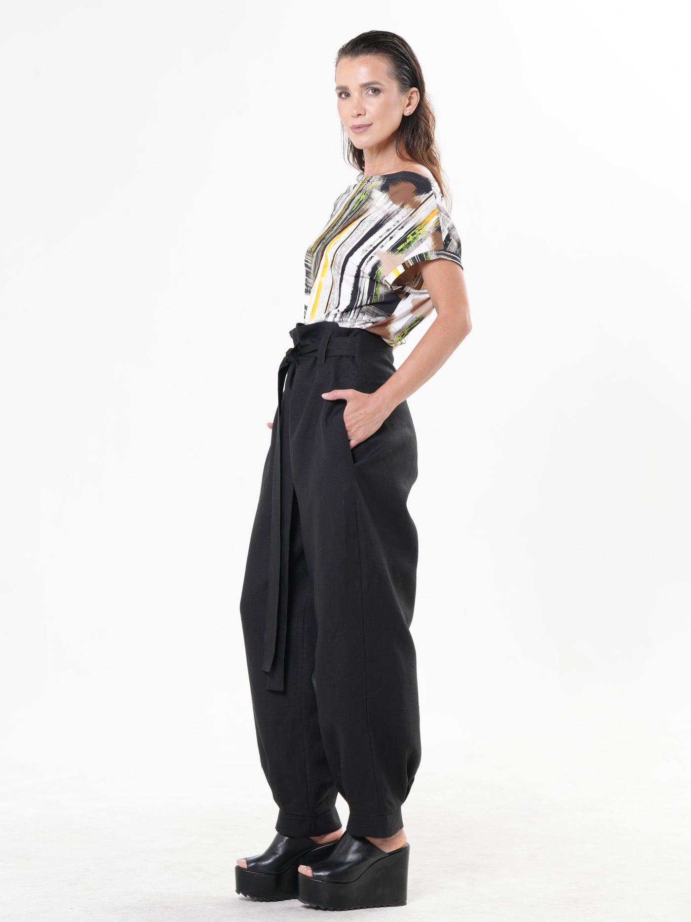 High-Waisted Linen Pants in Black